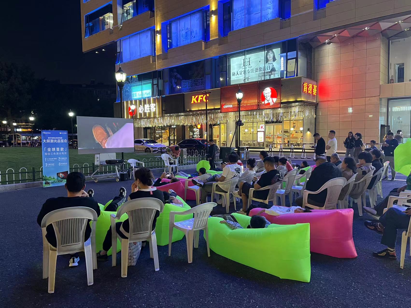 水晶城露天電影盛宴，歡聲笑語中感受夜晚魅力