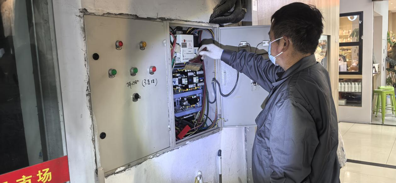 錢(qián)江商城排煙風(fēng)機(jī)控制柜維護(hù)完成，安全保障再升級(jí)